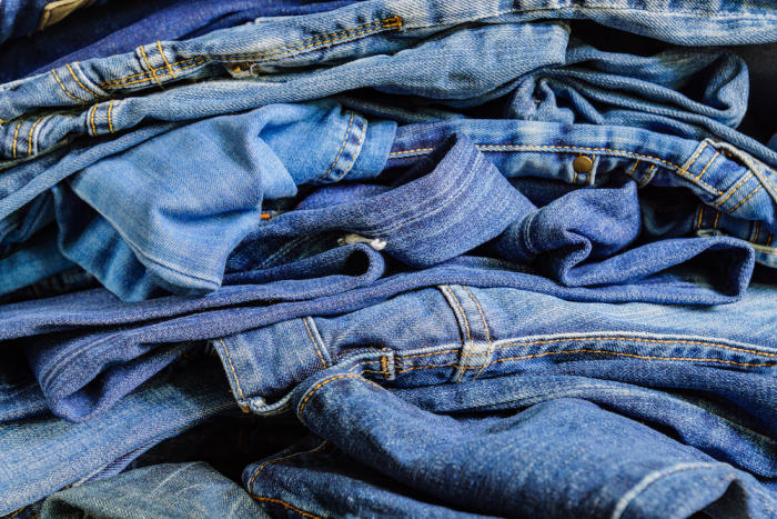 Trong bảng giá may đồng phục, Jeans có giá từ 120.000 đồng đến 160.000 đồng/ mét. 