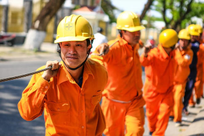 Đồng phục bảo hộ lao động cho công nhân điện lực phải được làm từ chất liệu cách điện tốt