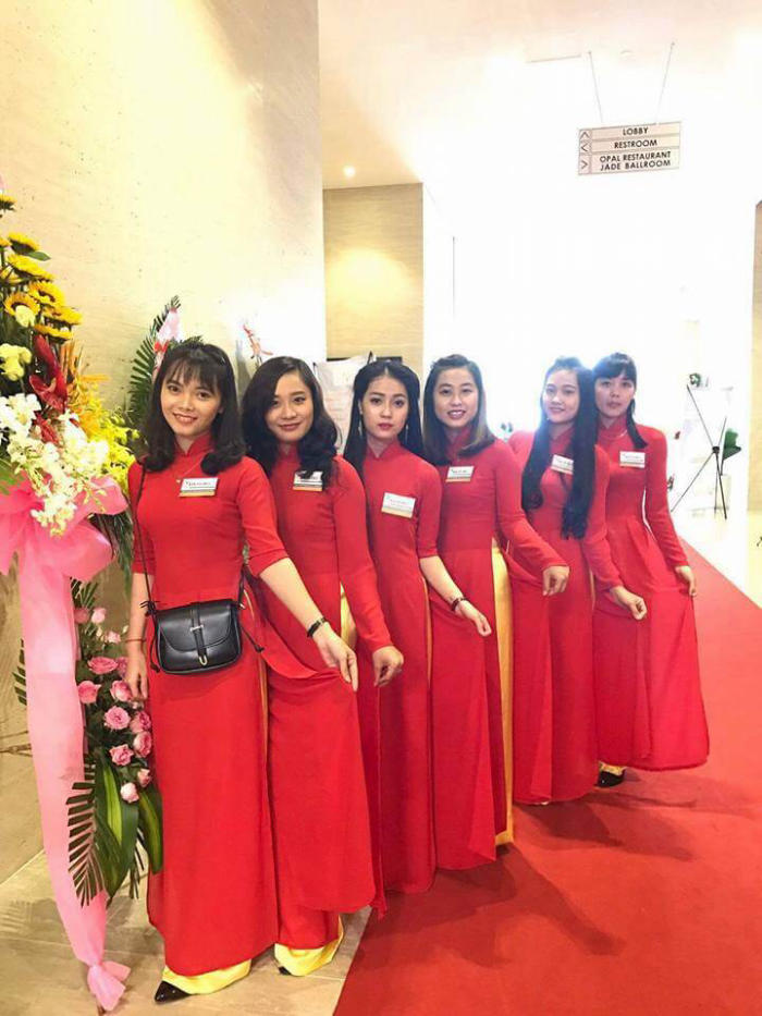 Đồng phục lễ tân áo dài mang đậm bản sắc truyền thống Việt Nam